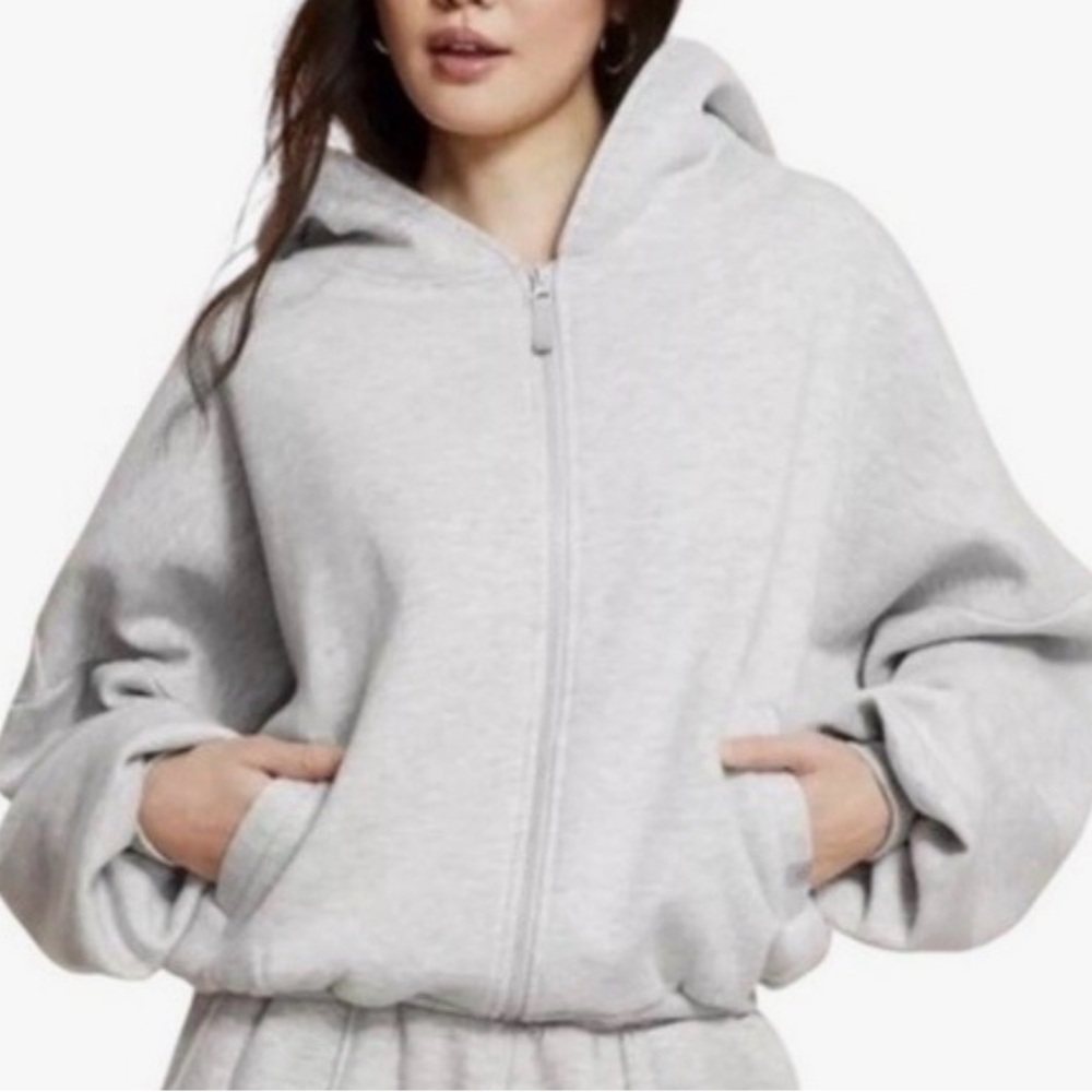Cozy Women's Light Gray Zip-Up Hoodie